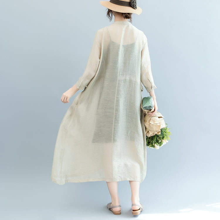 Baggy Off White Midi-Kleider aus Leinen-Seide-Mischgewebe. Locker sitzendes Freizeitkleid mit feiner Taillenschnürung, langen Ärmeln und Rundhalsausschnitt.
