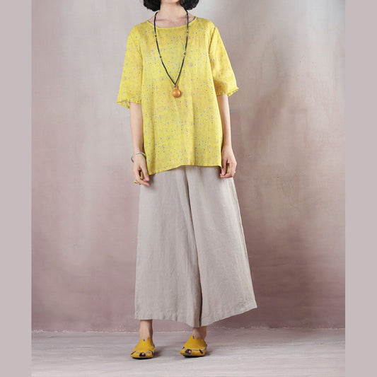 Baggy-T-Shirt aus natürlichem Leinen mit gelbem Aufdruck. Locker sitzende Reisekleidung, lässiger Kurzarm-Pullover aus natürlichem Leinen mit Rundhalsausschnitt und offener Rückseite
