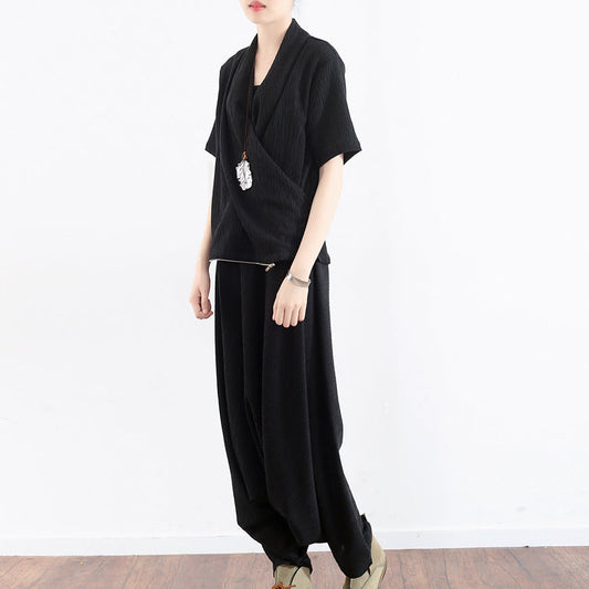 schwarze Seidentops mit Kreuzdesign und Haremshosen, zweiteilig