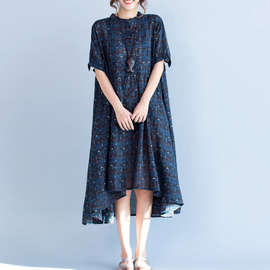 Boutique blau kariertes Kleid aus natürlichem Baumwollleinen in Übergröße. Stand-Up-Baggy-Kleider. Boutique-Kleider mit kurzen Ärmeln und asymmetrischem Design.