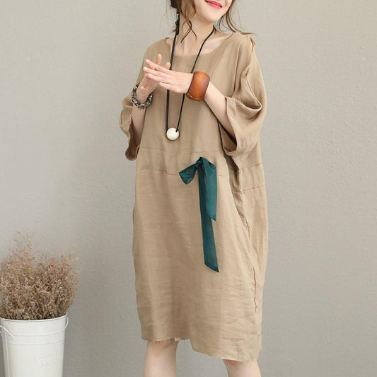 Boutique-Kleid aus reinem Leinen in Khaki. Locker sitzende Kleider aus Leinen. Elegantes Midikleid mit Kordelzug und Ärmeln in der Taille.