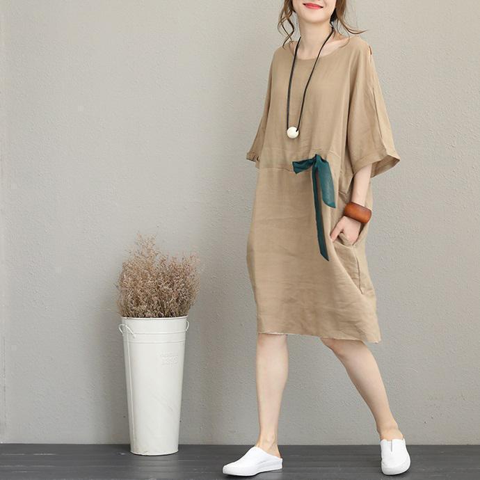 Boutique-Kleid aus reinem Leinen in Khaki. Locker sitzende Kleider aus Leinen. Elegantes Midikleid mit Kordelzug und Ärmeln in der Taille.