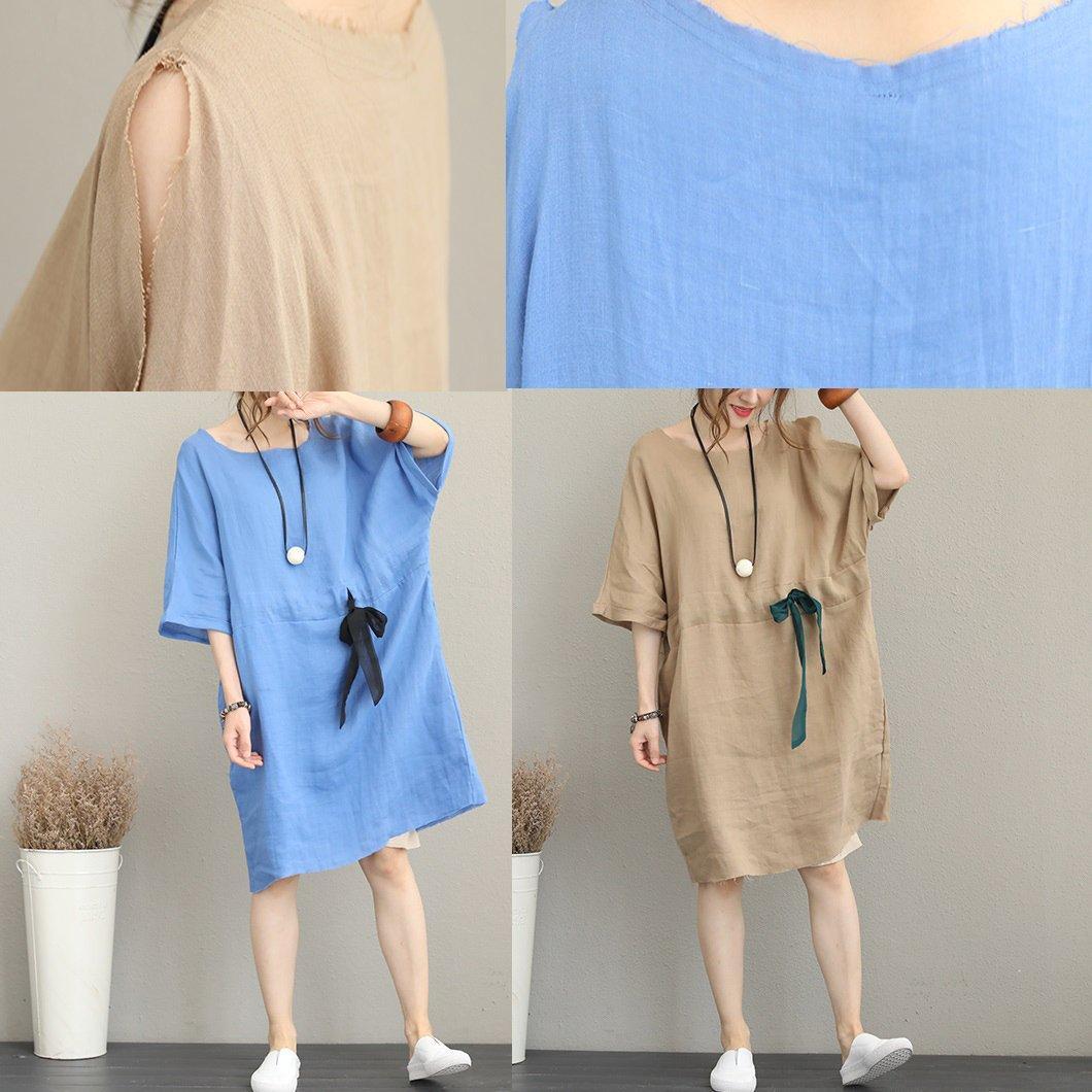 Boutique-Kleid aus reinem Leinen in Khaki. Locker sitzende Kleider aus Leinen. Elegantes Midikleid mit Kordelzug und Ärmeln in der Taille.