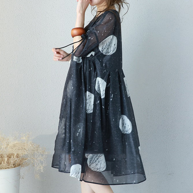 Modisches, schwarzes, langes Chiffonkleid mit Prints. Locker sitzendes Chiffonkleid mit hoher Taille und feinen Kaftanen mit Kordelzug an den Ärmeln.