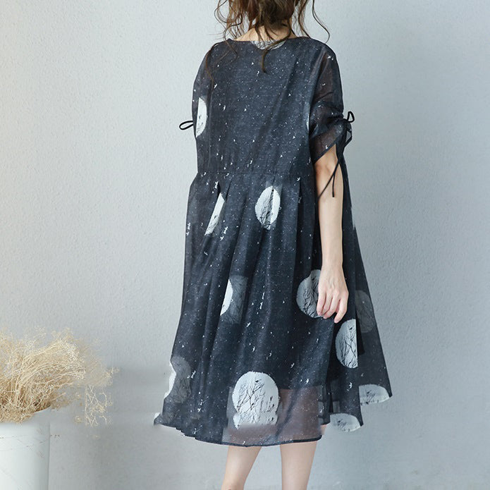 Modisches, schwarzes, langes Chiffonkleid mit Prints. Locker sitzendes Chiffonkleid mit hoher Taille und feinen Kaftanen mit Kordelzug an den Ärmeln.