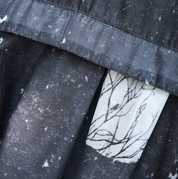 Modisches, schwarzes, langes Chiffonkleid mit Prints. Locker sitzendes Chiffonkleid mit hoher Taille und feinen Kaftanen mit Kordelzug an den Ärmeln.