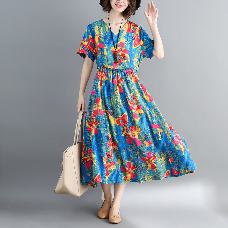 Modisches blaues langes Baumwoll-Leinen-Kleid mit übergroßem Druck. Cinched-Kleider. Feines Baumwoll-Leinen-Kleid mit Kordelzug und V-Ausschnitt