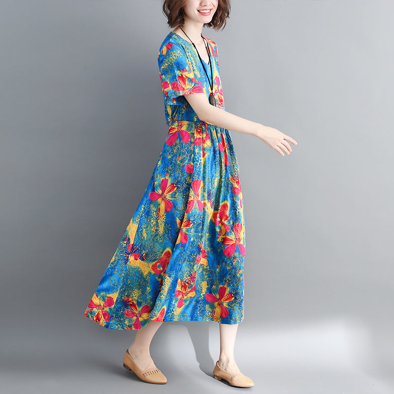 Modisches blaues langes Baumwoll-Leinen-Kleid mit übergroßem Druck. Cinched-Kleider. Feines Baumwoll-Leinen-Kleid mit Kordelzug und V-Ausschnitt