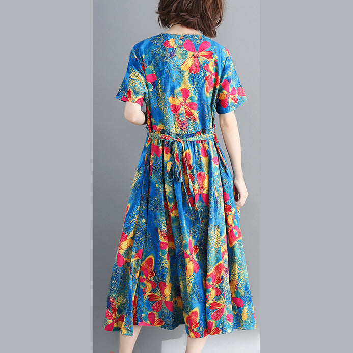 Modisches blaues langes Baumwoll-Leinen-Kleid mit übergroßem Druck. Cinched-Kleider. Feines Baumwoll-Leinen-Kleid mit Kordelzug und V-Ausschnitt
