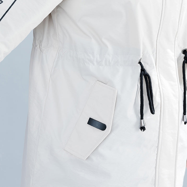 Modischer weißer Parka Locker sitzender Kapuzenpelzkragen Steppmantel mit Buchstaben Lässiger Baumwollmantel mit Bindegürtel