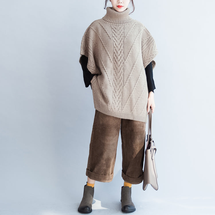 Khakifarbener, einzigartiger Baumwollpullover mit hohem Halsausschnitt und seitlich geöffneten Knöpfen in Übergröße, ärmellose Strickoberteile