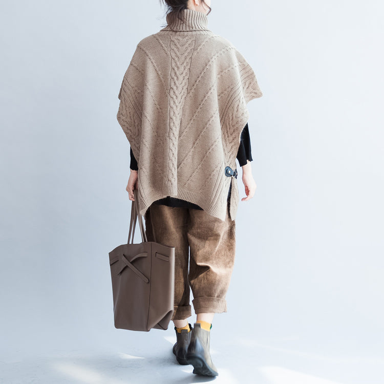Khakifarbener, einzigartiger Baumwollpullover mit hohem Halsausschnitt und seitlich geöffneten Knöpfen in Übergröße, ärmellose Strickoberteile