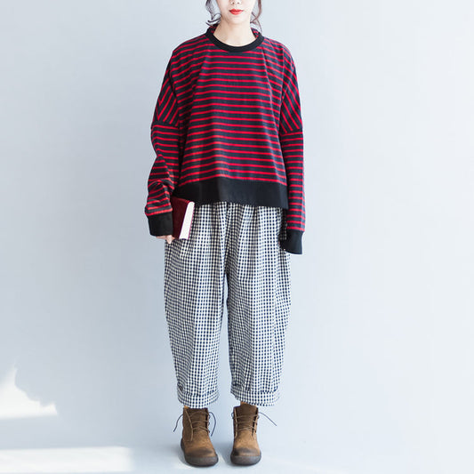 neues rot-schwarz gestreiftes Baumwoll-T-Shirt mit übergroßen Fledermausärmeln und seitlich geöffnetem Pullover