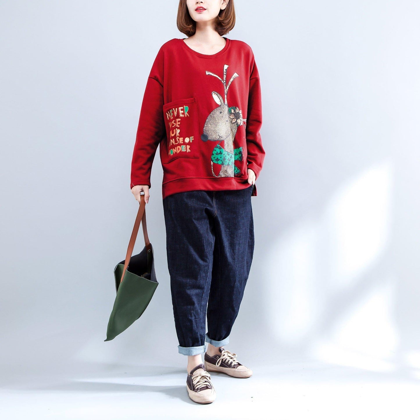 Lässiges T-Shirt mit roten Alphabet-Prints, lässiger Langarmpullover