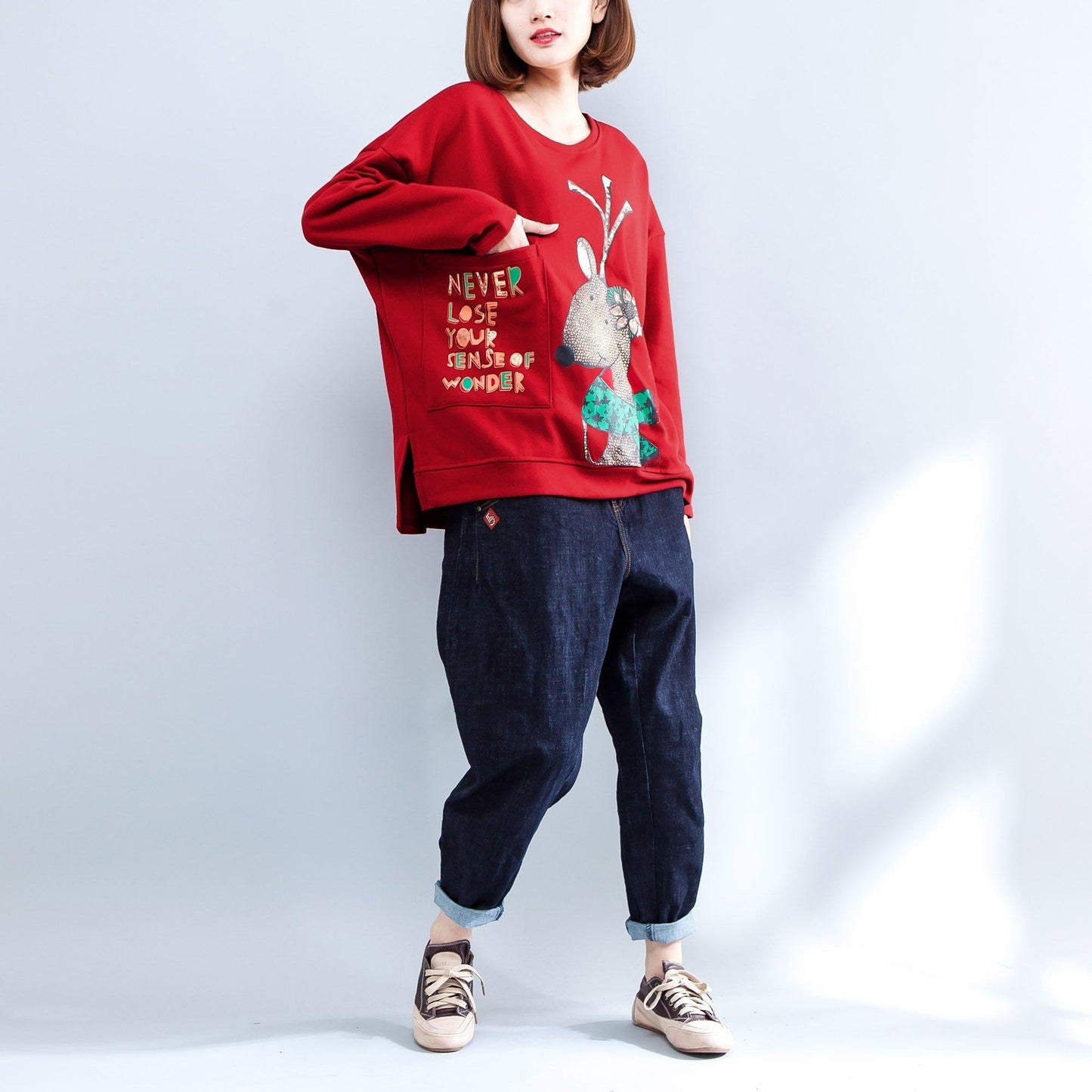 Lässiges T-Shirt mit roten Alphabet-Prints, lässiger Langarmpullover