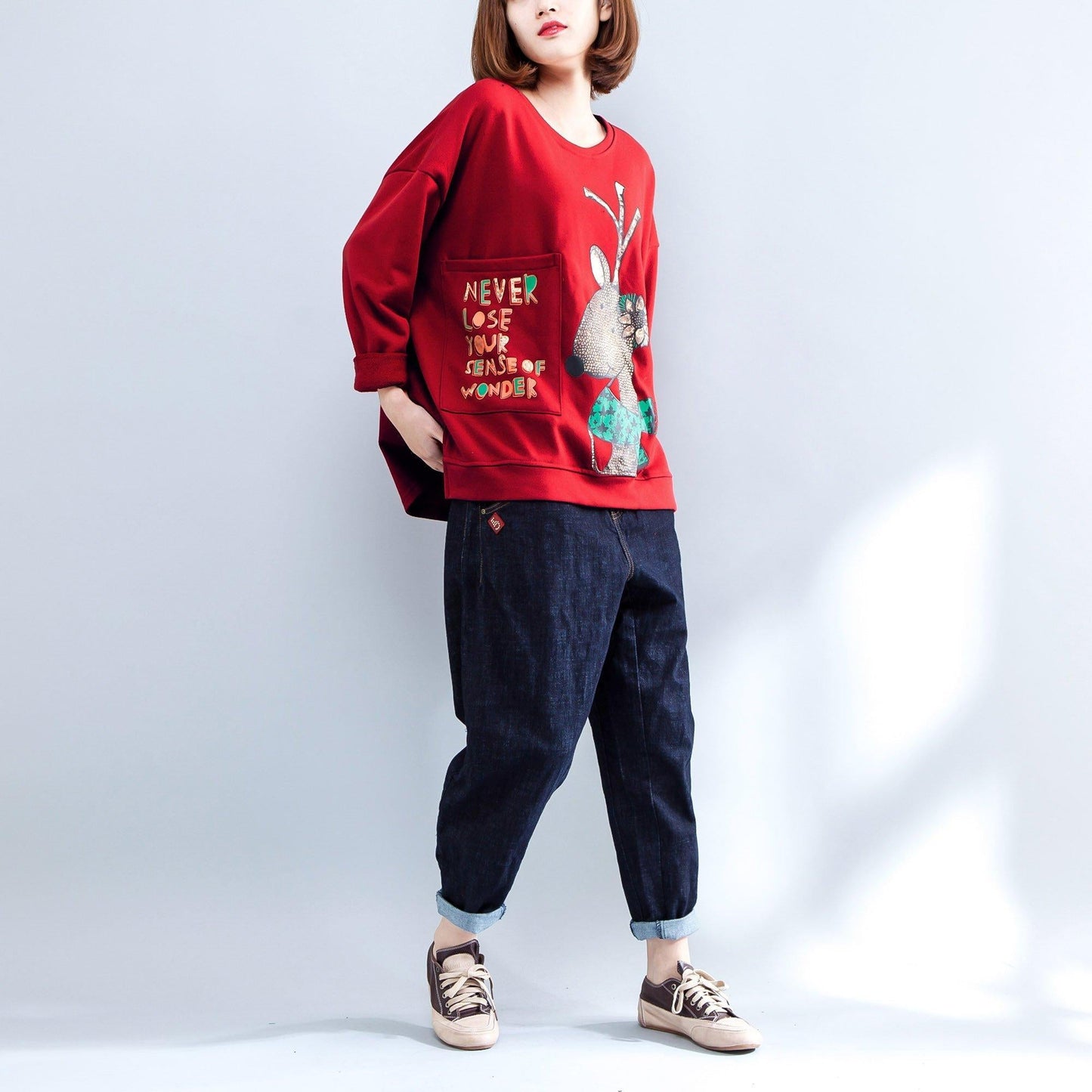 Lässiges T-Shirt mit roten Alphabet-Prints, lässiger Langarmpullover