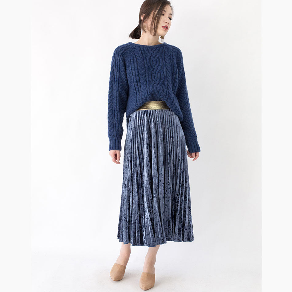 stylischer blauer Winterpullover in Übergröße Pullover mit seitlich offenem Rundhalsausschnitt Winteroberteile mit feinem Zopfmuster