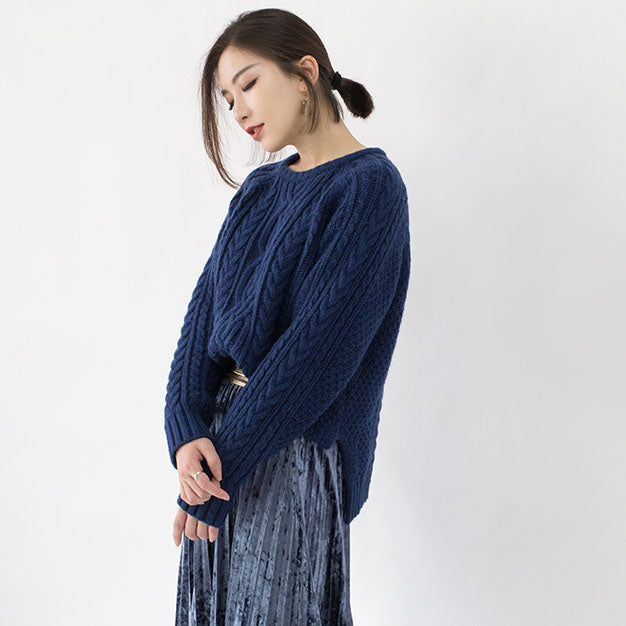 stylischer blauer Winterpullover in Übergröße Pullover mit seitlich offenem Rundhalsausschnitt Winteroberteile mit feinem Zopfmuster