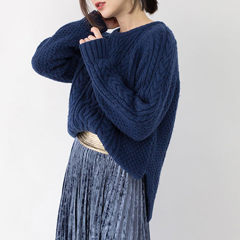 stylischer blauer Winterpullover in Übergröße Pullover mit seitlich offenem Rundhalsausschnitt Winteroberteile mit feinem Zopfmuster