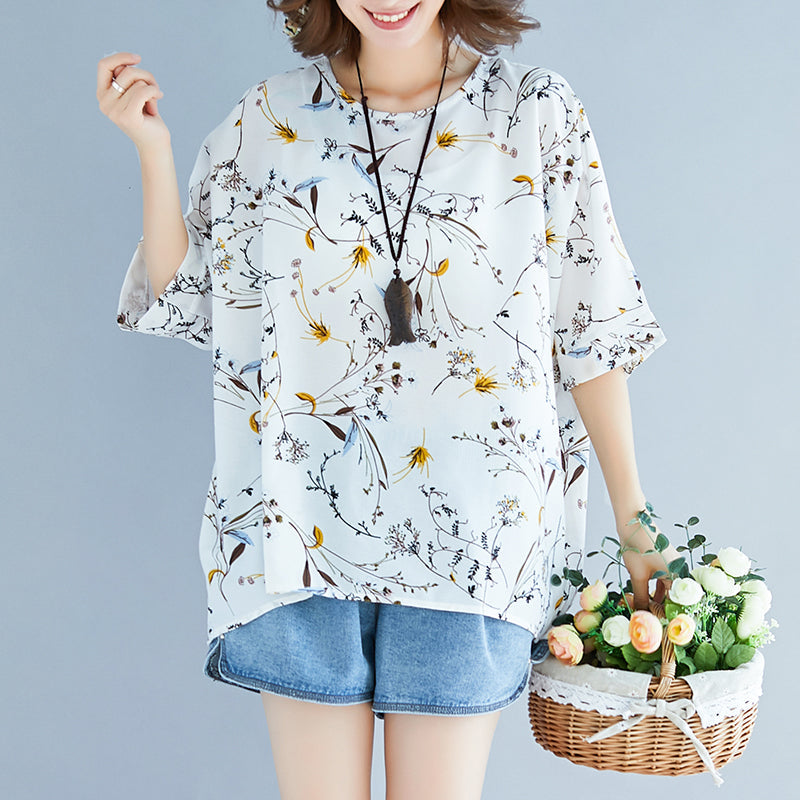 Sommer-T-Shirt aus weißer Seide mit Print in Übergröße mit Krawatte und kurzen Ärmeln