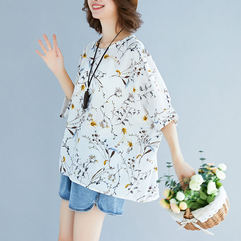 Sommer-T-Shirt aus weißer Seide mit Print in Übergröße mit Krawatte und kurzen Ärmeln