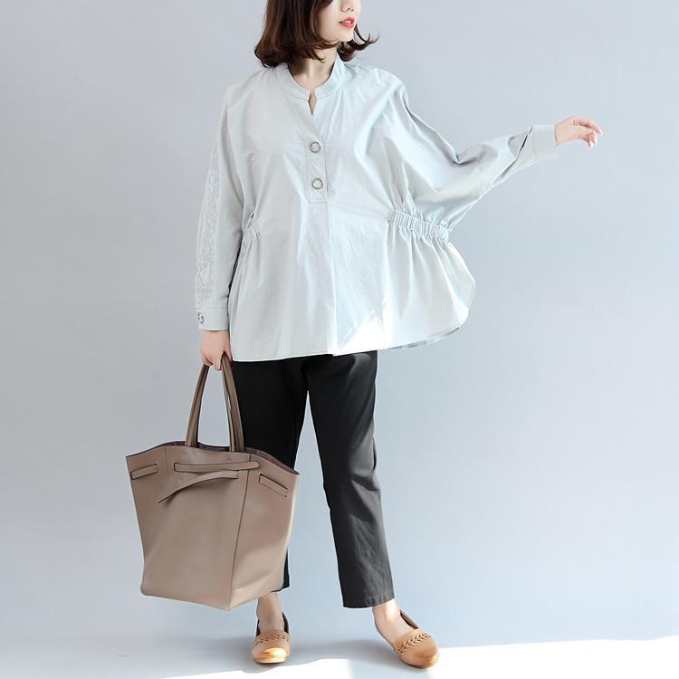 warme Herbstoutfits graue Baumwolloberteile mit Stickereien lockere Freizeithemden