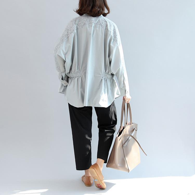 warme Herbstoutfits graue Baumwolloberteile mit Stickereien lockere Freizeithemden