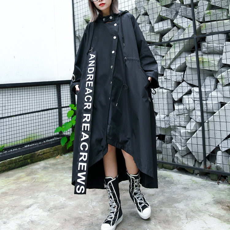 Schwarzer Mantel für Damen in Übergröße mit asymmetrischem Trenchcoat mit Kapuze und Bindegürtel