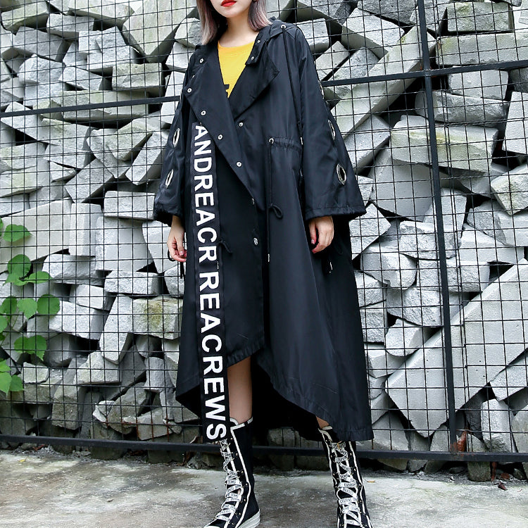 Schwarzer Mantel für Damen in Übergröße mit asymmetrischem Trenchcoat mit Kapuze und Bindegürtel