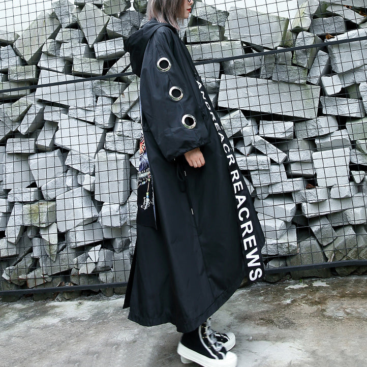 Schwarzer Mantel für Damen in Übergröße mit asymmetrischem Trenchcoat mit Kapuze und Bindegürtel