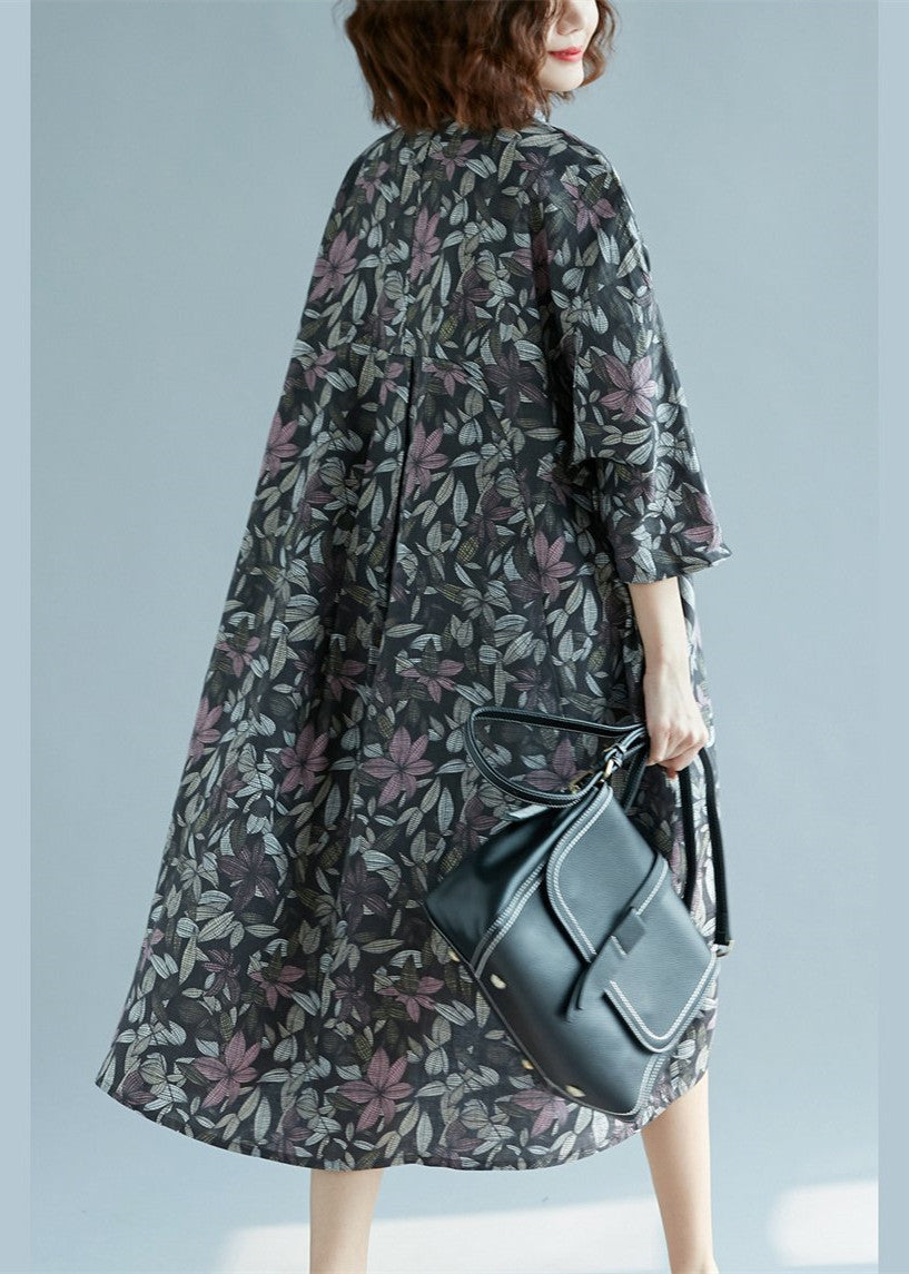 Damen-Hemdkleider aus Baumwollleinen mit Blumenmuster. Locker sitzende, feine Baggy-Kleider mit Dreiviertelärmeln. Hemdkleid aus Baumwolle mit Umlegekragen