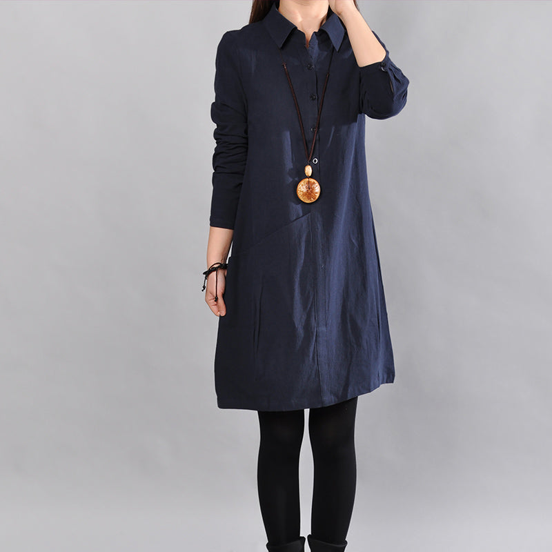 Marineblaue Kleider aus reinem Leinen für Damen. Locker sitzendes Maxikleid aus Baumwolle. Feines Hemdkleid mit großen Taschen und langen Ärmeln