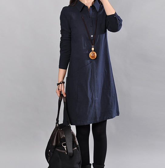 Marineblaue Kleider aus reinem Leinen für Damen. Locker sitzendes Maxikleid aus Baumwolle. Feines Hemdkleid mit großen Taschen und langen Ärmeln