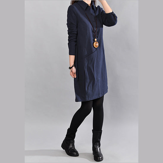 Marineblaue Kleider aus reinem Leinen für Damen. Locker sitzendes Maxikleid aus Baumwolle. Feines Hemdkleid mit großen Taschen und langen Ärmeln