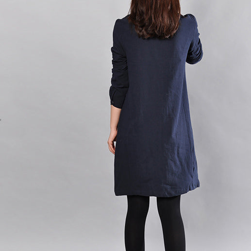 Marineblaue Kleider aus reinem Leinen für Damen. Locker sitzendes Maxikleid aus Baumwolle. Feines Hemdkleid mit großen Taschen und langen Ärmeln