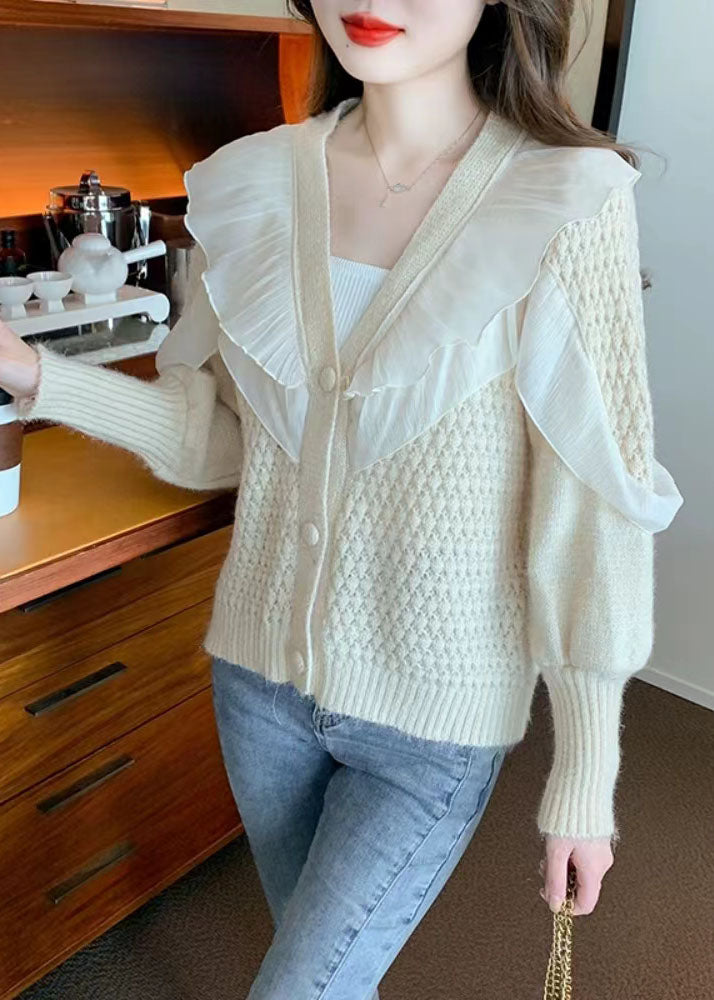 Figurbetonter, beigefarbener Herbst-Strickmantel mit Rüschen und Knöpfen im Patchwork-Stil