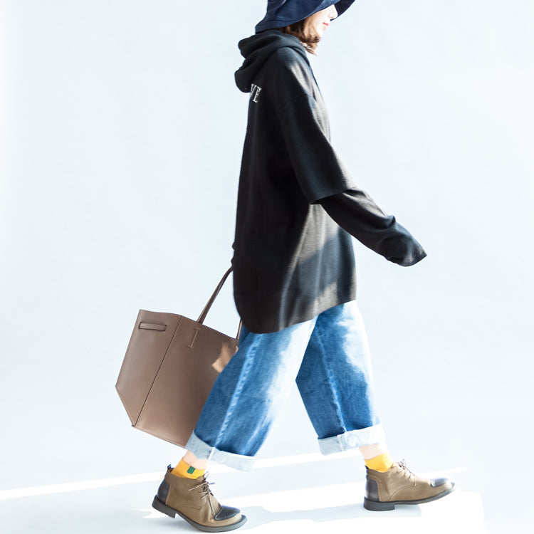 2024 Herbst schwarzer Wollmischmantel mit Aufdruck in Übergröße, Kapuze, mehrlagige Ärmel, mittellange Oberbekleidung