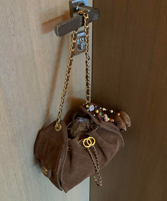 Bolso de hombro con cadena de ante y rejilla de color café (2025)