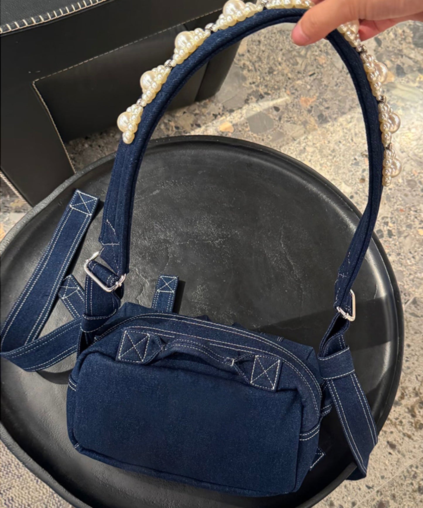 Bolso de hombro versátil con lazo y perlas en azul denim (2025)