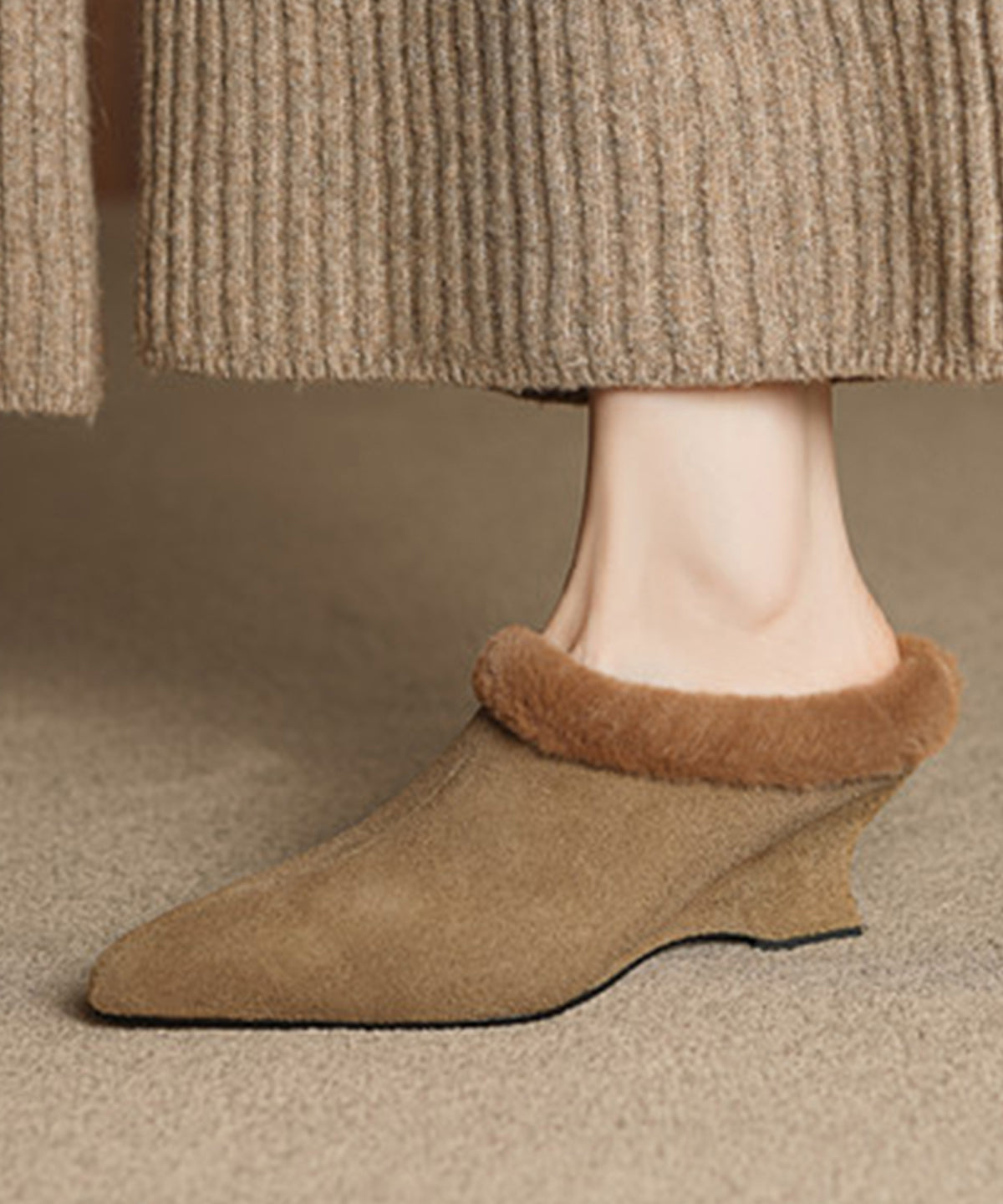 2025 Zapatillas de cuña con empalme de ante negro con forro de lana afelpada