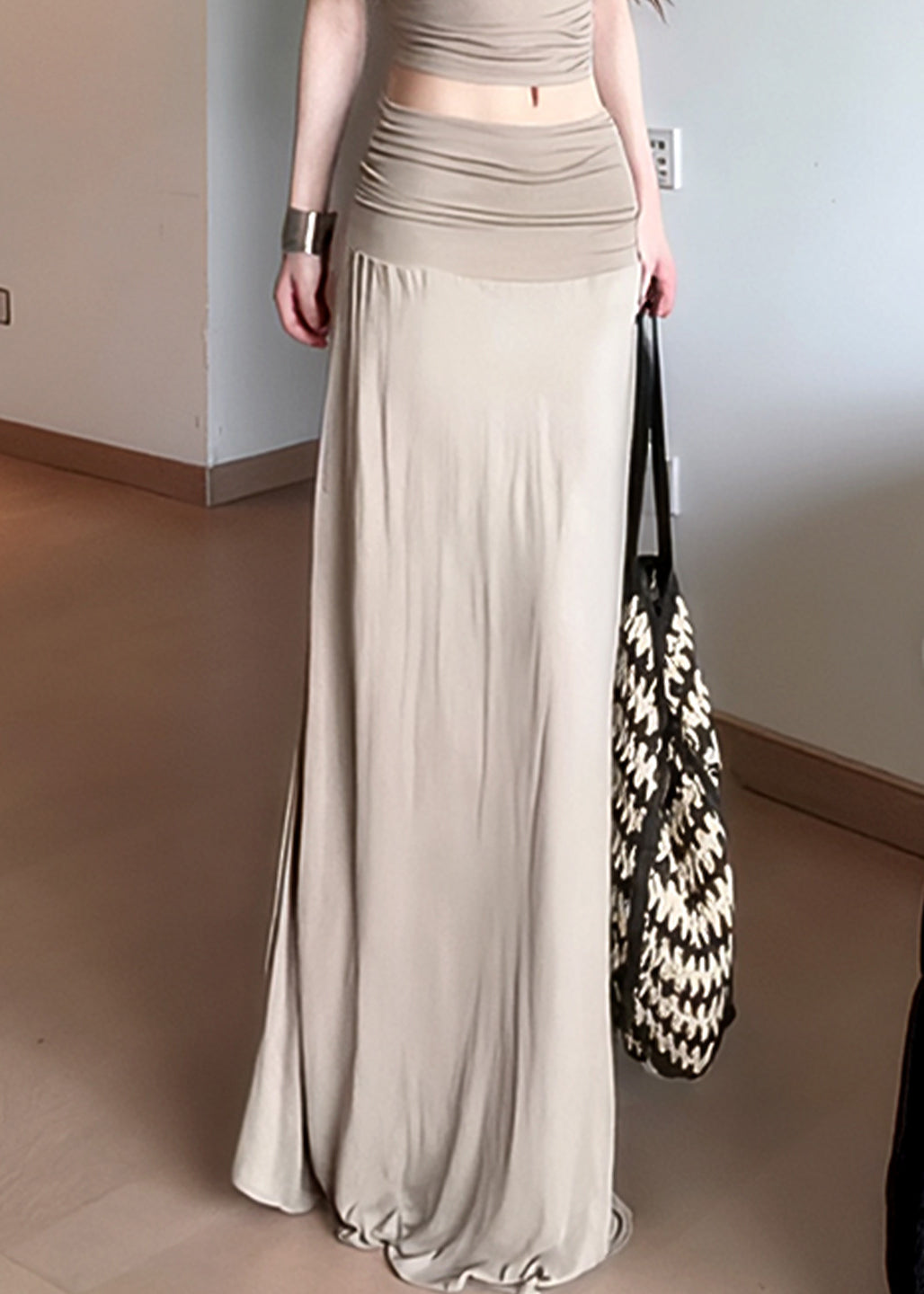 Neuer eleganter, drapierter, plissierter, schmal geschnittener Rock für den Sommer 2025