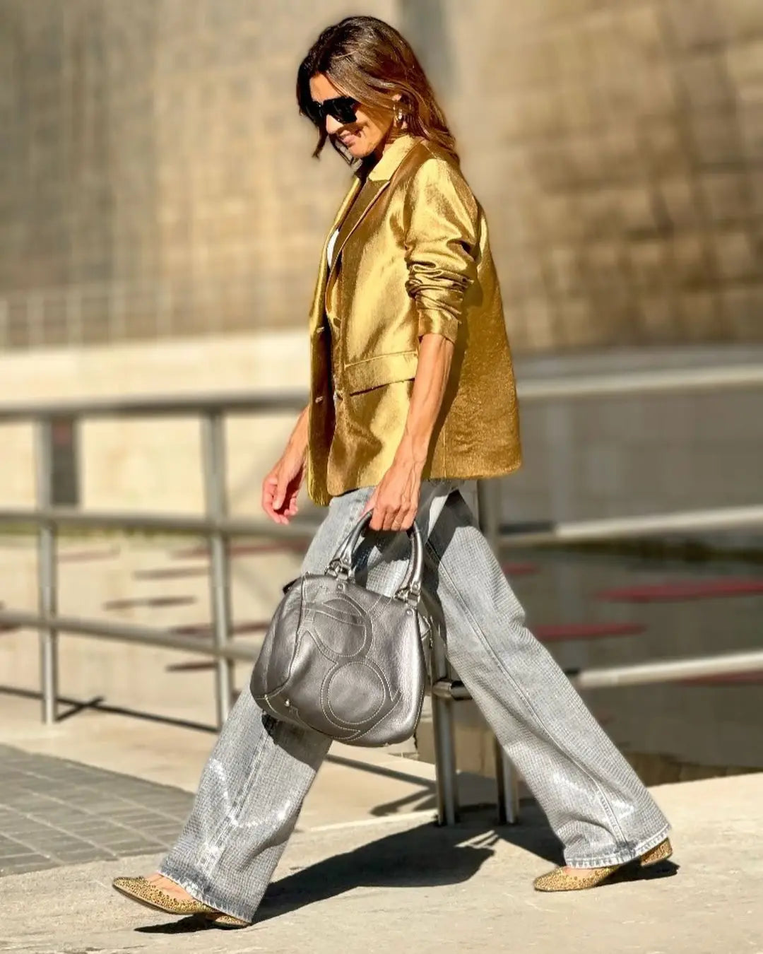 Single-breasted fashion blazer with a bright metallic sheen