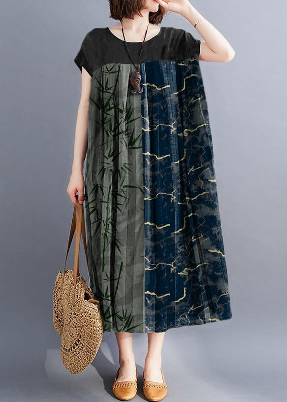 Einzigartige Regenbogenkleidung mit Rundhalsausschnitt und großem Saum. Liebe Sommerkleider