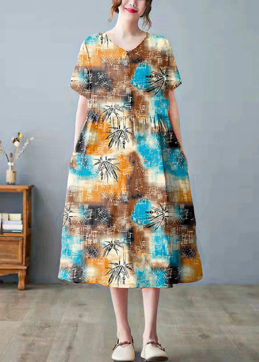 Schönes graues Kleid mit geometrischem Muster und Bambustaschen