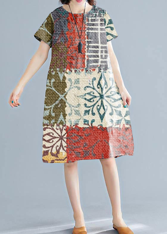 Edles weißes bedrucktes Leinenkleid mit Rundhalsausschnitt und kurzen Ärmeln