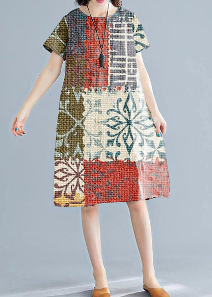 Edles weißes bedrucktes Leinenkleid mit Rundhalsausschnitt und kurzen Ärmeln