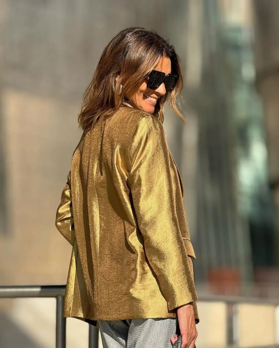 Single-breasted fashion blazer with a bright metallic sheen
