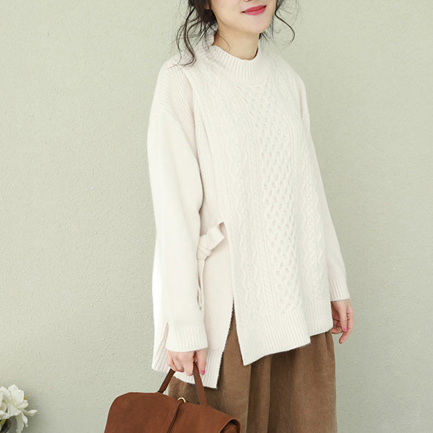 Ästhetisches weißes Pulloverwetter. Schönes Rundhals-Hipster-Strickoberteil mit Schleife