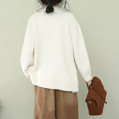 Ästhetisches weißes Pulloverwetter. Schönes Rundhals-Hipster-Strickoberteil mit Schleife