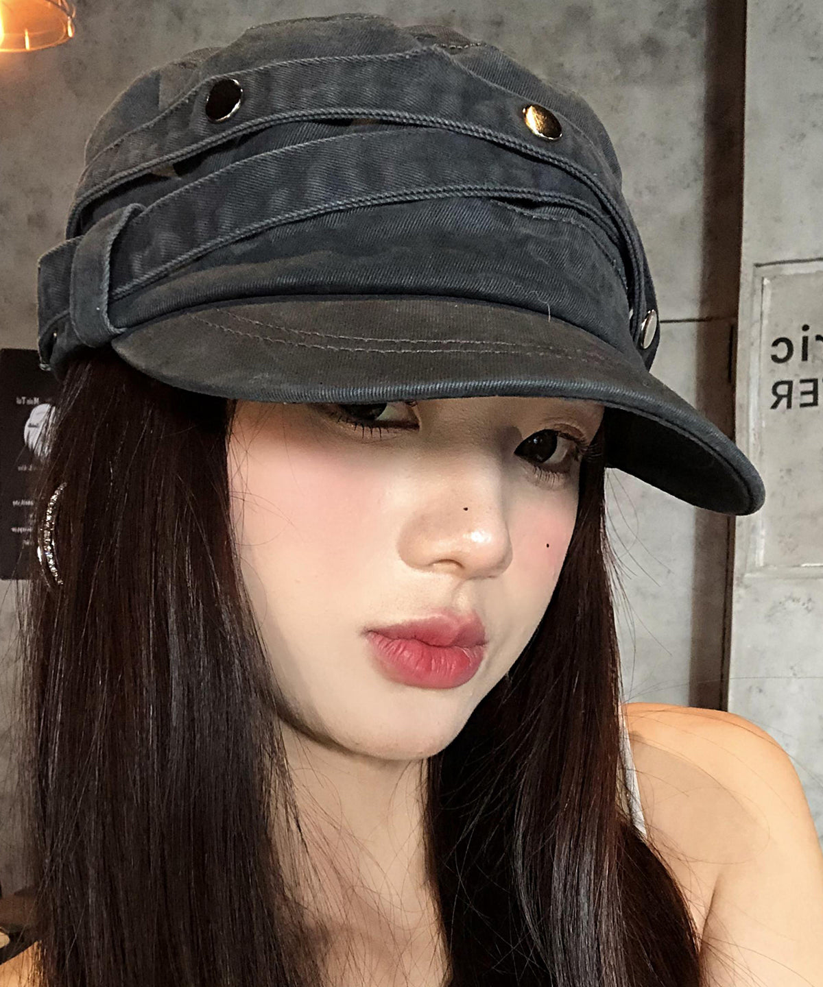 Sombrero informal versátil de mezclilla con remaches gris oscuro estilo americano